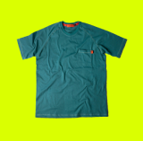 Camiseta verde com detalhes em vermelho em um fundo ver fluorescente.