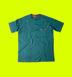 Camiseta verde com detalhes em vermelho em um fundo ver fluorescente.